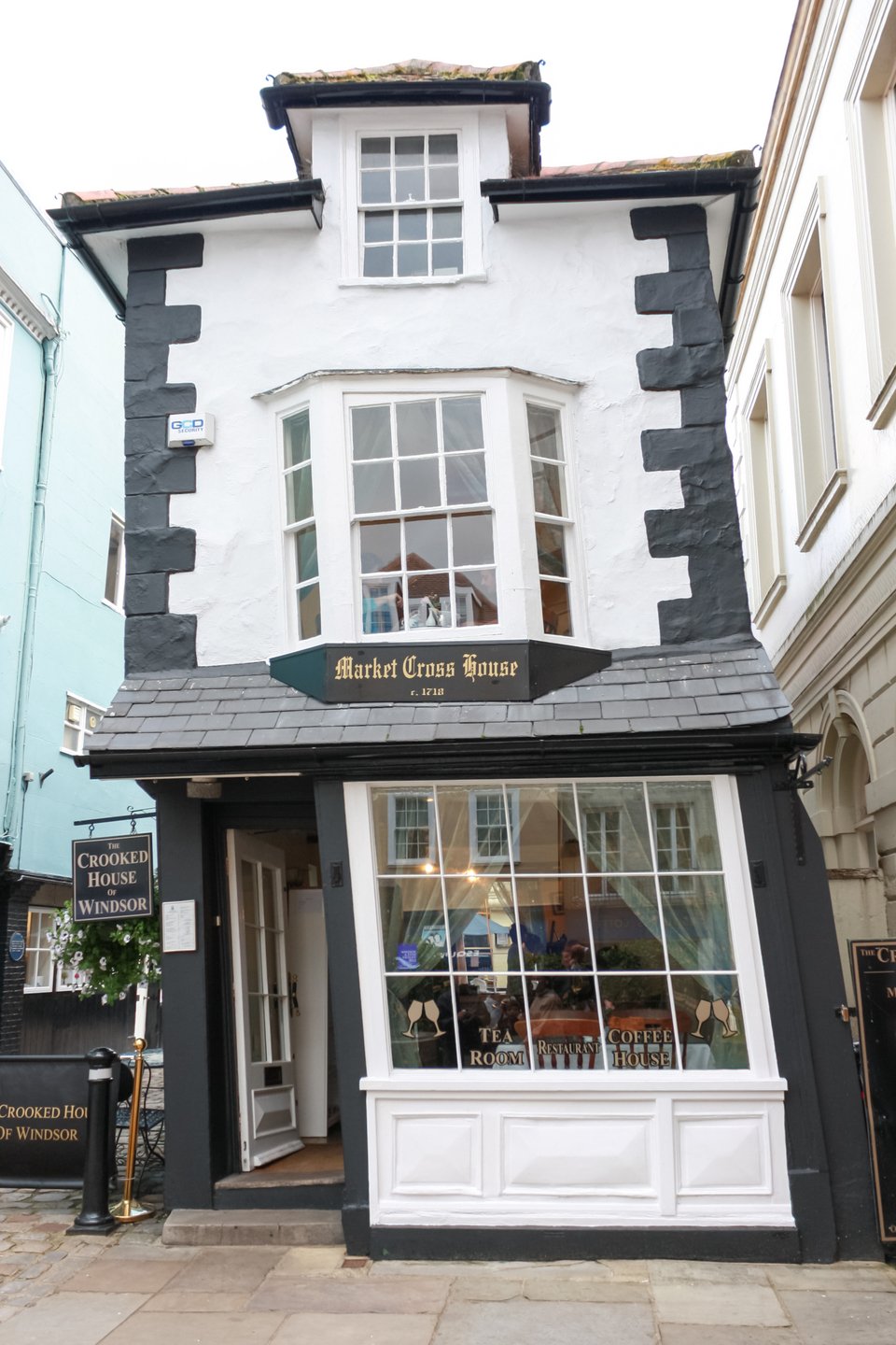 Στο στραβό κτίριο στο οποίο σήμερα φιλοξενείται ένα καφέ - μπαρ 