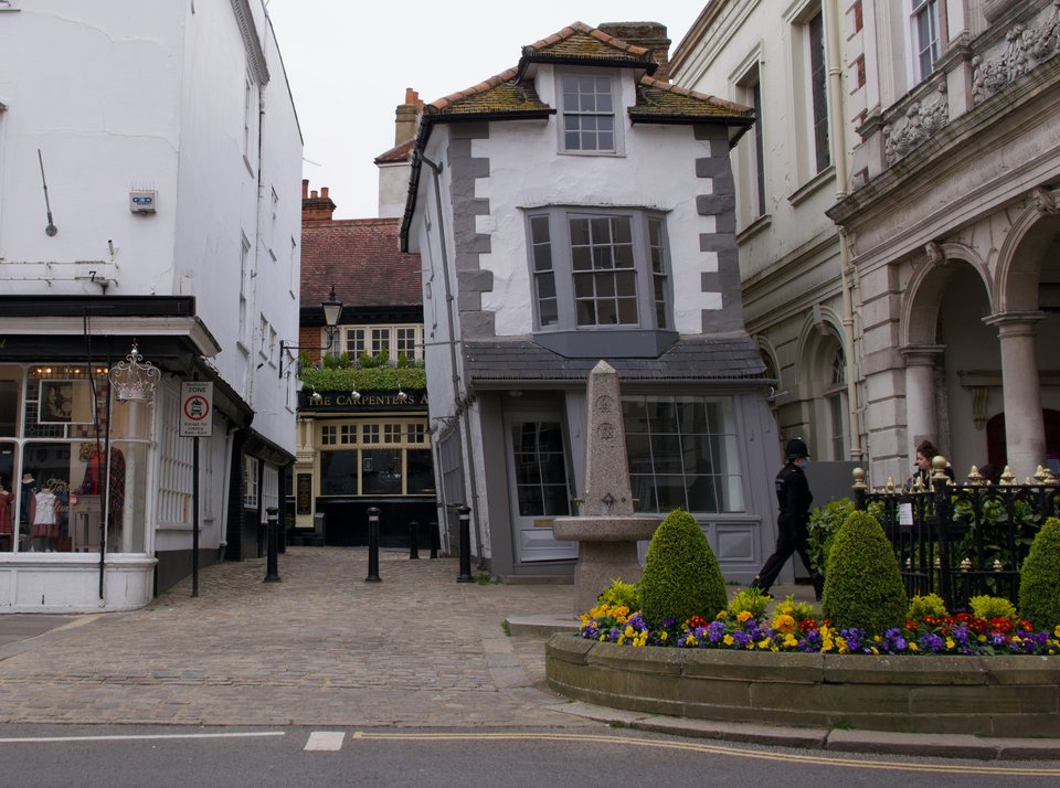 Πώς προέκυψε η κλίση στο «στραβό» σπίτι του Ουίνδσορ 