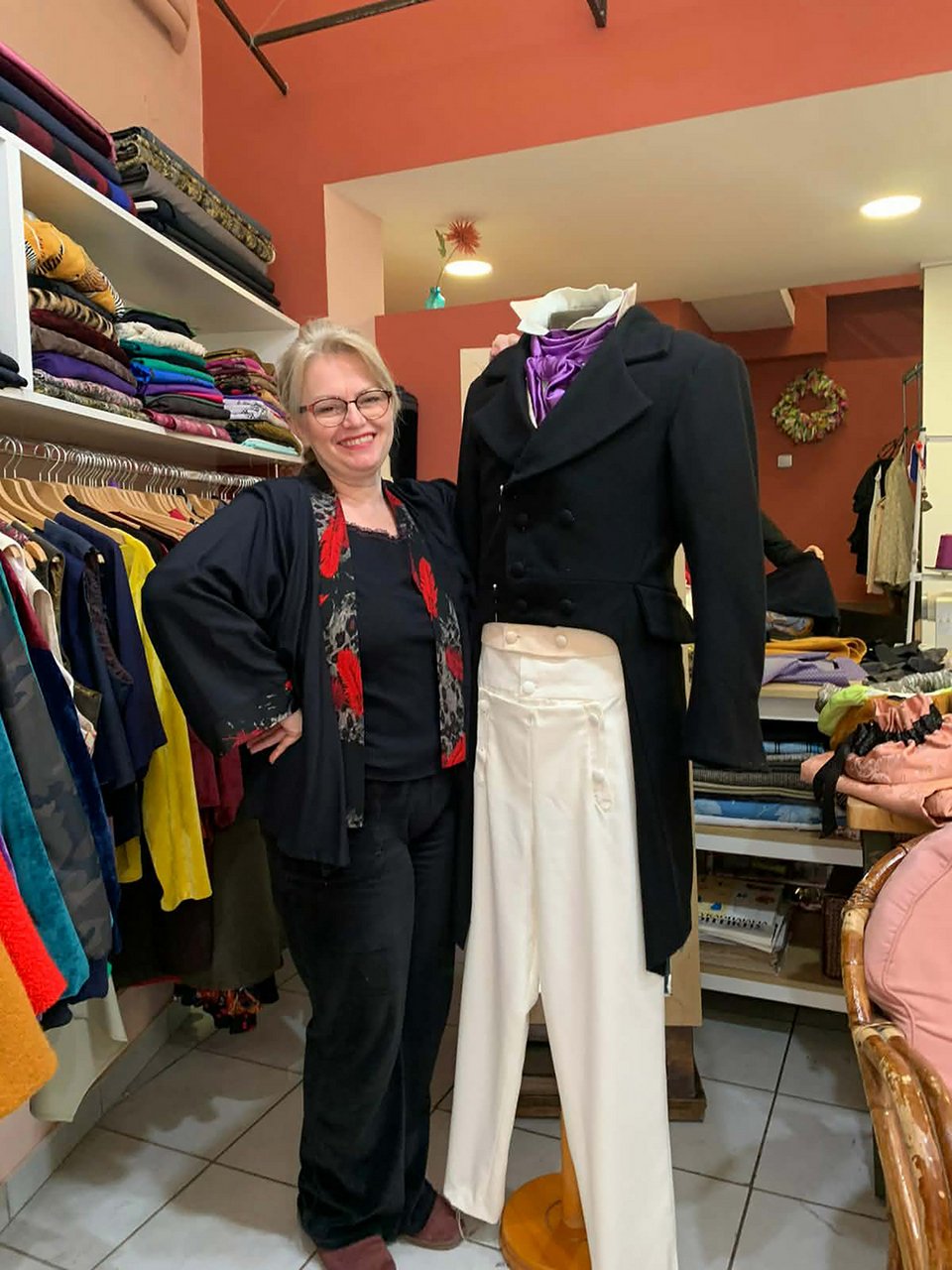 Η Άρτεμις Ισουφλλάρι, σχεδιάστρια και μοδίστρα ρούχων, επιμελείται το χαρακτηριστικό κοστούμι που φόρεσε ο ηθοποιός Αντώνης Μυριαγκός στην ταινία του Γιάννη Σμαραγδή «Καποδίστριας», στο ατελιέ της 