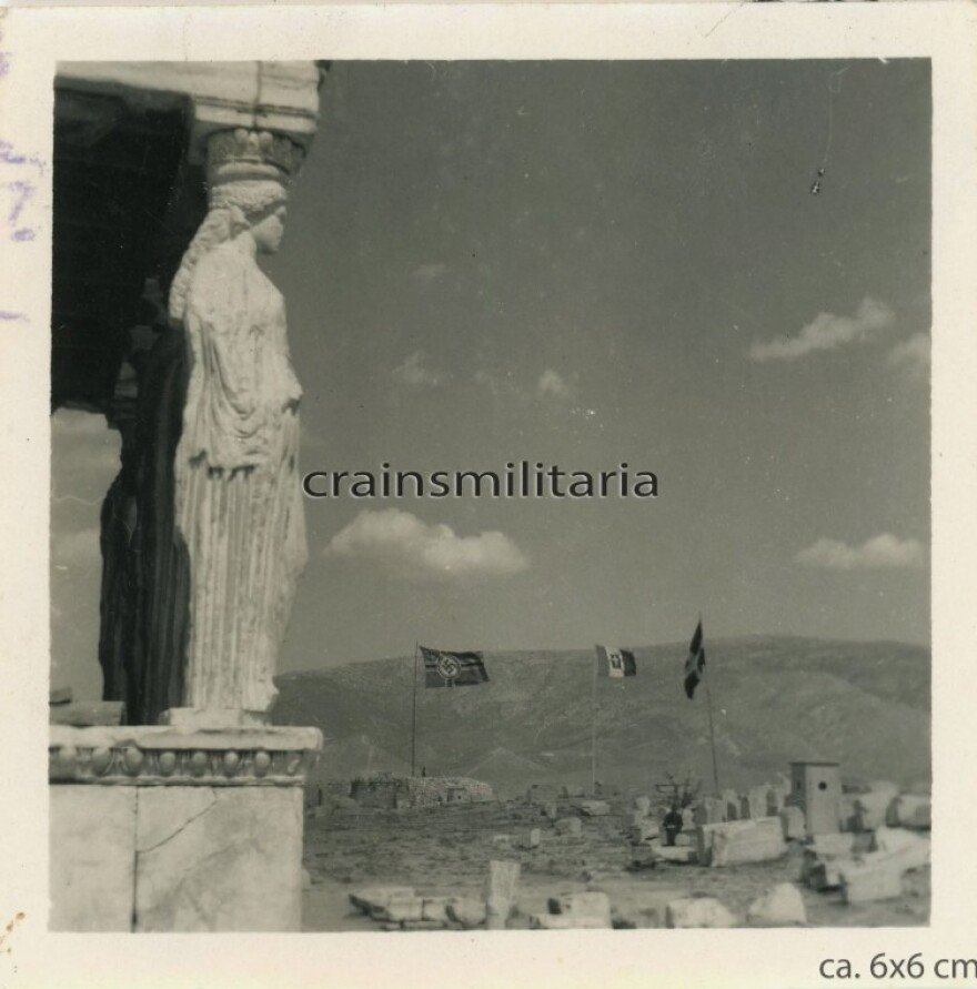 Καρυάτιδα στην Ακρόπολη και η ναζιστική σημαία στο βάθος