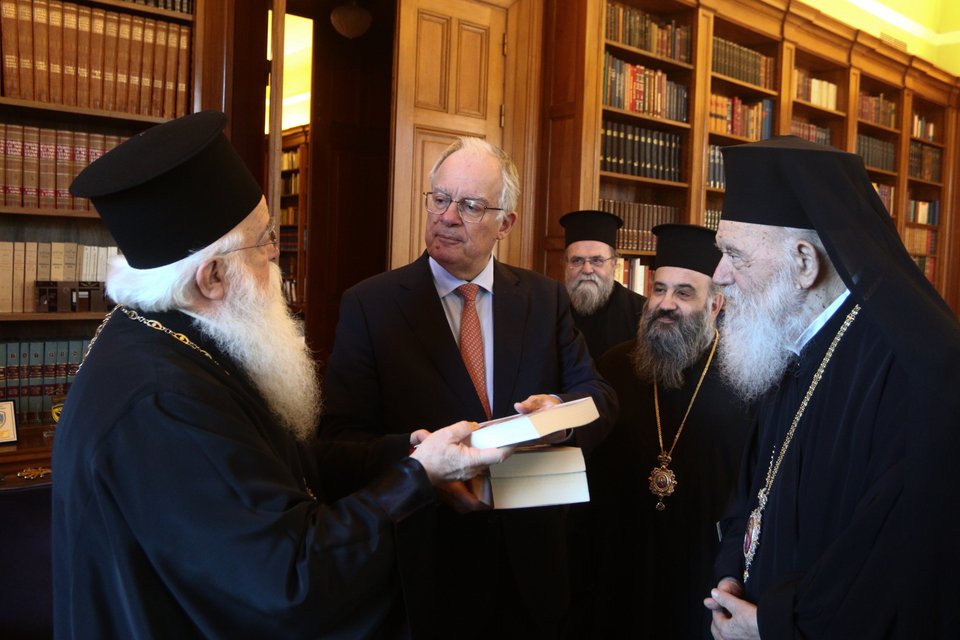 Ο μακαριώτατος Αρχιεπίσκοπος Ιερώνυμος επέδωσε στον Πρόεδρο της Δημοκρατίας τους τρεις τόμους των πρακτικών των τριών Επιστημονικών Συνεδρίων, τα οποία οργάνωσε η Εκκλησία της Ελλάδος για να τιμηθεί η επέτειος των 100 ετών από τη Μικρασιατική Καταστροφή.