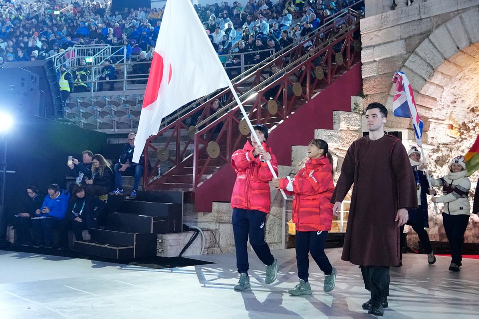 Οι αθλητές εισέρχονται στον χώρο της Αρένας για την Τελετή Λήξης 