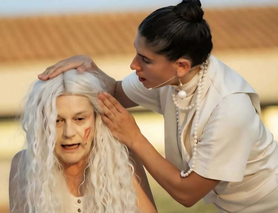 Tο έργο του Σωτήρη Δημητρίου «Ουρανός απ΄ άλλους τόπους – ρόδα στο μαντίλι» σε σκηνοθεσία του Περικλή Μουστάκη