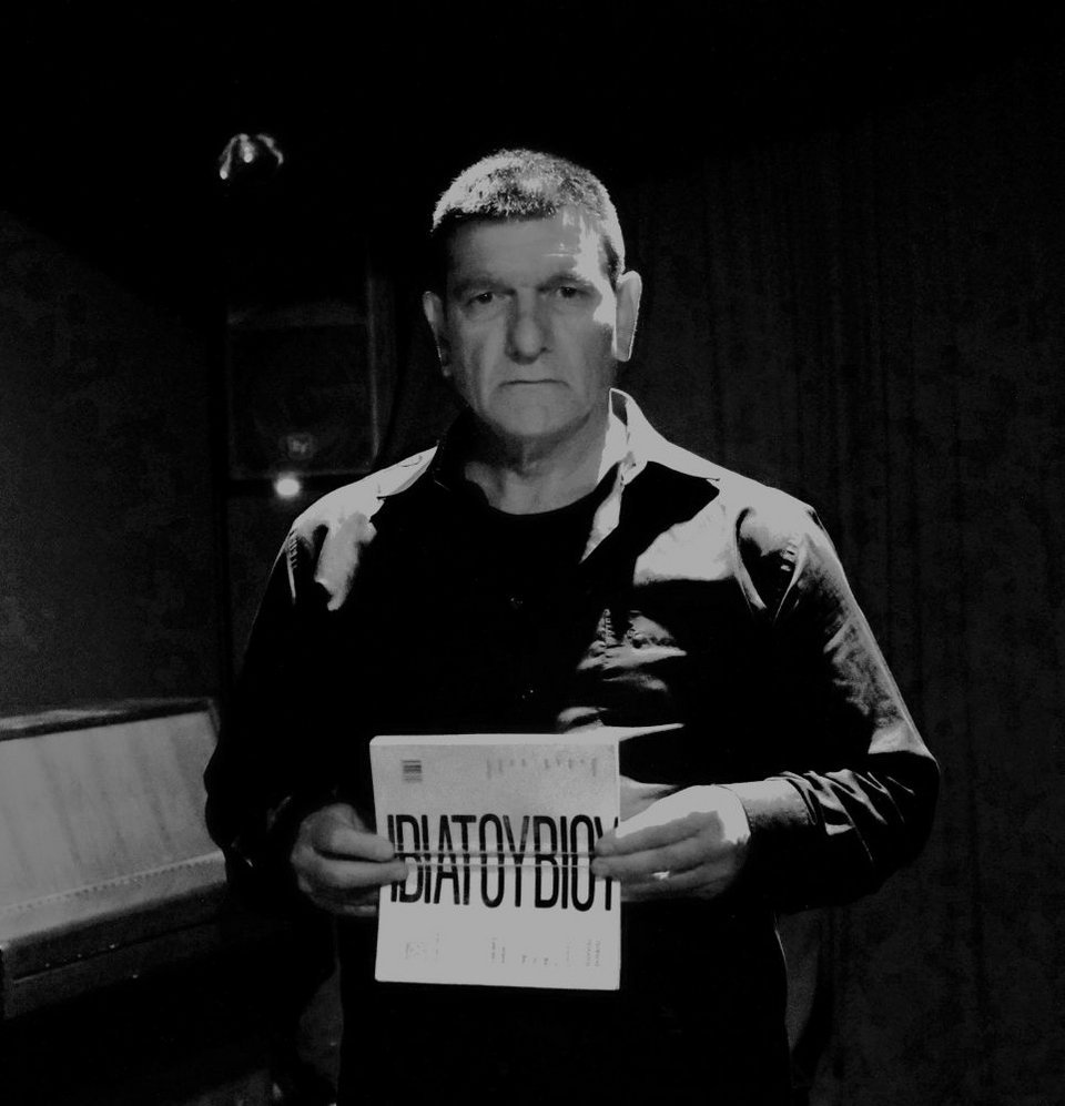 Ο Στέφανος Δελής, μέσα από βαθιά δραματουργική επεξεργασία της ποιητικής συλλογής, ανασυνθέτει τα ποιήματα και αποκαλύπτει έναν θεατρικό μονόλογο υψηλής έντασης