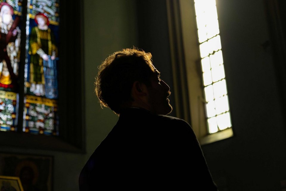 Ο Νικόλας Ανδρουλάκης μας καλεί σε μια παράσταση πραγματικότητας που ξεκινάει ως διάλεξη και καταλήγει σε κατάθεση ψυχής