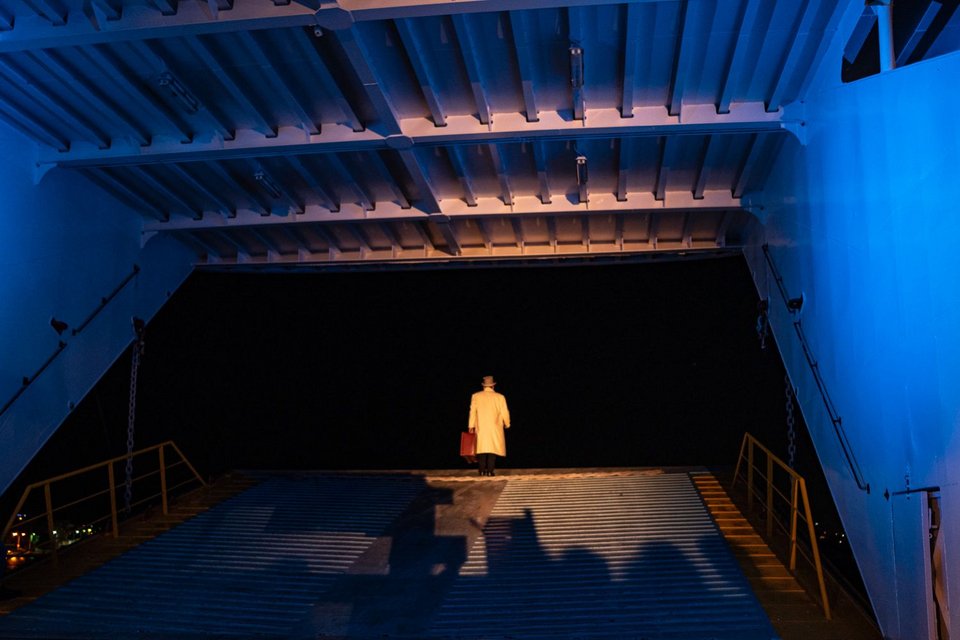 Επί «σκηνής» ο ηθοποιός και πιανίστας Μελαχρινός Βελέντζας στο ρόλο του 1900