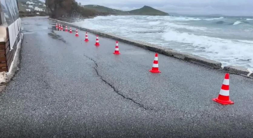 Η θάλασσα βγήκε στον δρόμο στην Τήνο