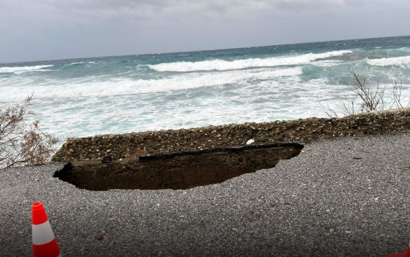 Η θάλασσα βγήκε στον δρόμο στην Τήνο