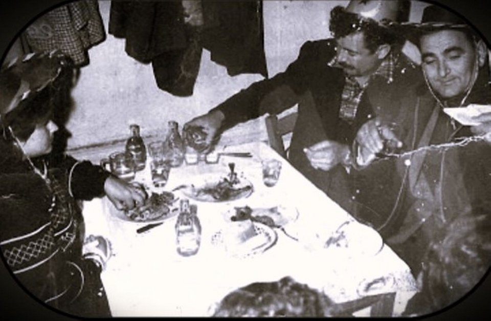 Τσικνίζοντας