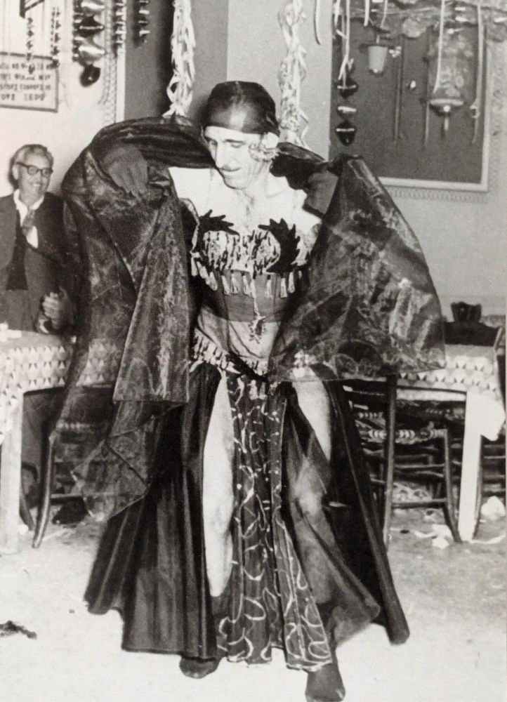 Ο συνθέτης Γιάννης Παπαϊωάννου σε ταβέρνα στην Κοκκινιά 