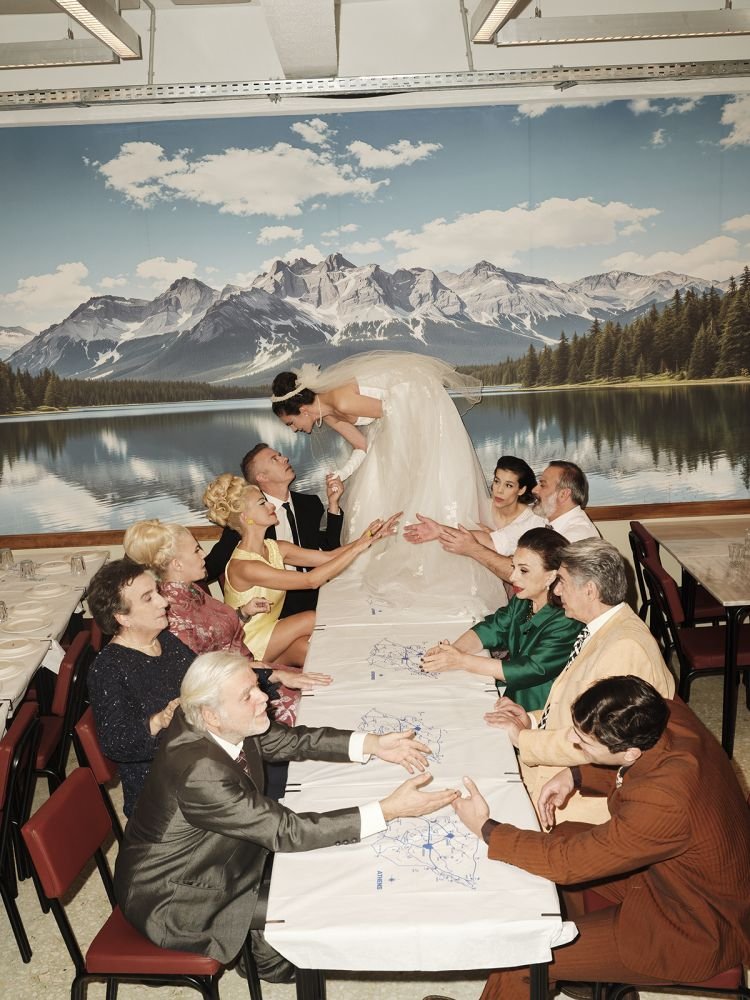 Με αρχική έμπνευση το “Τζένη Τζένη”, την κλασική ταινία της Φίνος Φίλμς, ο Νίκος Καραθάνος στρέφει το βλέμμα του στην μυθική πλέον αφήγηση των ελληνικών ταινιών