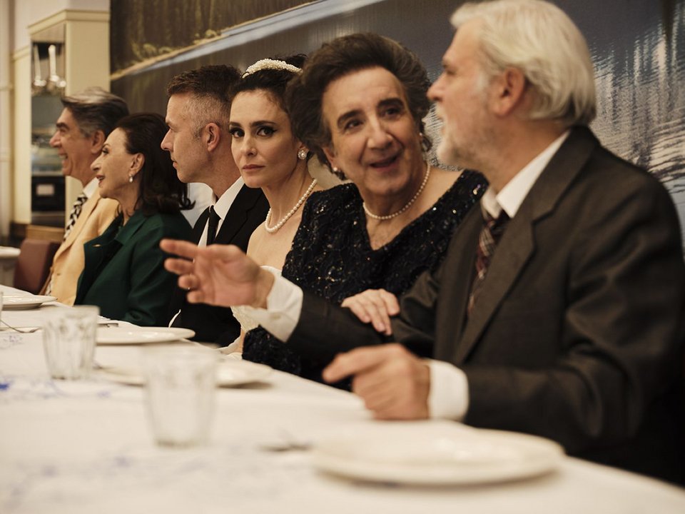 Το ΣΚΟΥΤΑΡΕΪΚΟ  · Τζένη Σκούταρη: Γαλήνη Χατζηπασχάλη  · Κοσμάς Σκούταρης: Νίκος Καραθάνος  · Ματίνα Σκούταρη: Άγγελος Παπαδημητρίου Το ΚΑΣΑΝΔΡΕΪΚΟ  · Νίκος Μαντάς: Χρήστος Λούλης  · Ντιάνα Κασανδρή: Χάρις Αλεξίου  · Μίλτος Κασανδρής: Κώστας Μπερικόπουλος