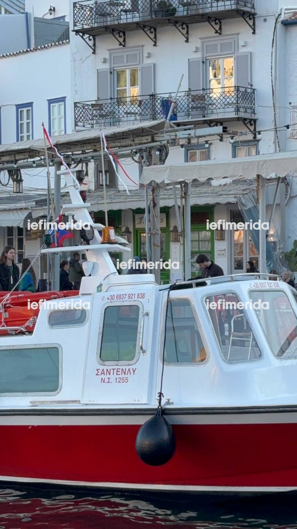 Βίντεο και φωτογραφίες: Το vintage δελφίνι στο λιμάνι της Υδρας όπου θα κάνει γυρίσματα ο Μπραντ Πιτ