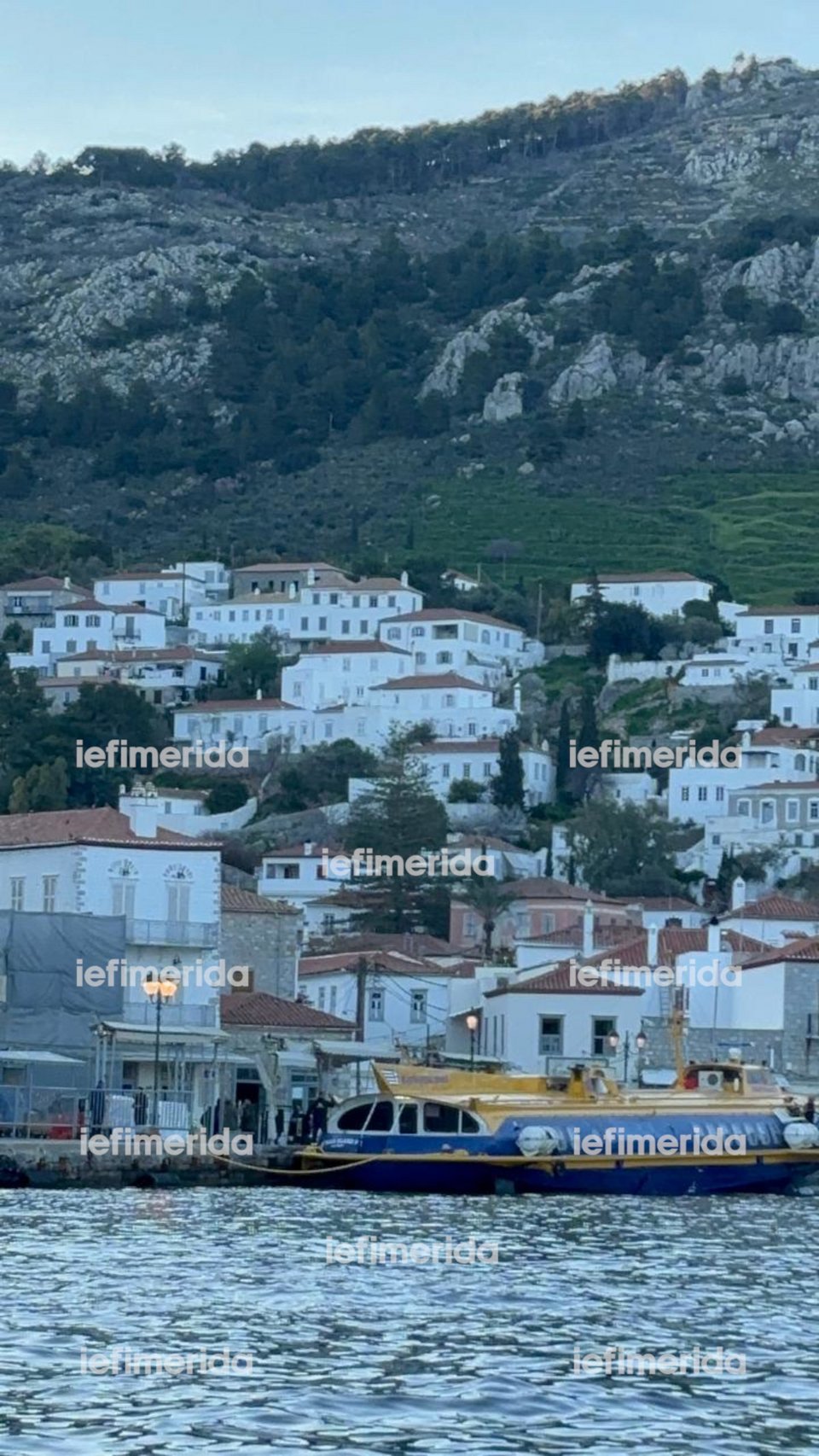 Βίντεο και φωτογραφίες: Το vintage δελφίνι στο λιμάνι της Υδρας όπου θα κάνει γυρίσματα ο Μπραντ Πιτ