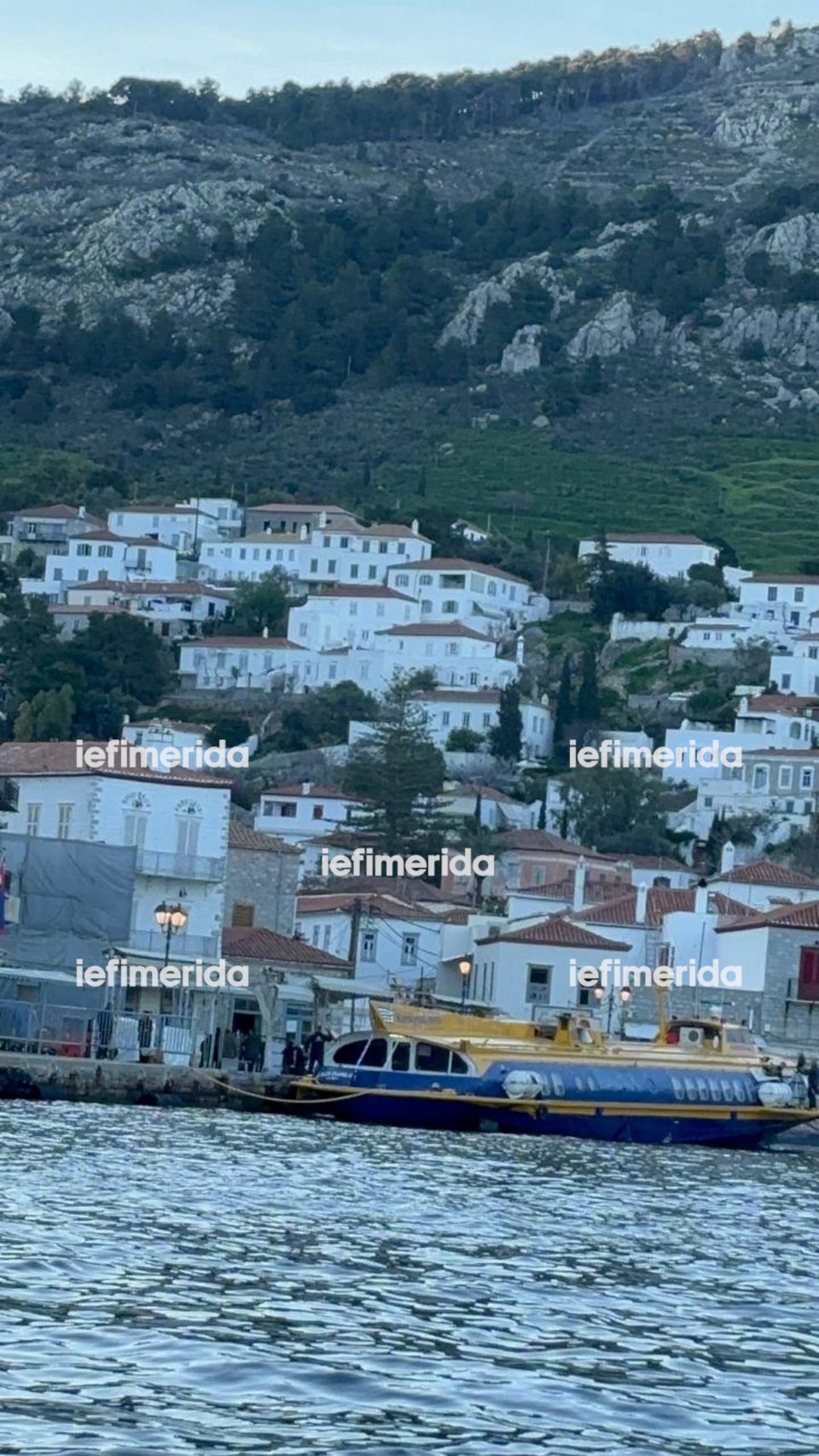 Βίντεο και φωτογραφίες: Το vintage δελφίνι στο λιμάνι της Υδρας όπου θα κάνει γυρίσματα ο Μπραντ Πιτ