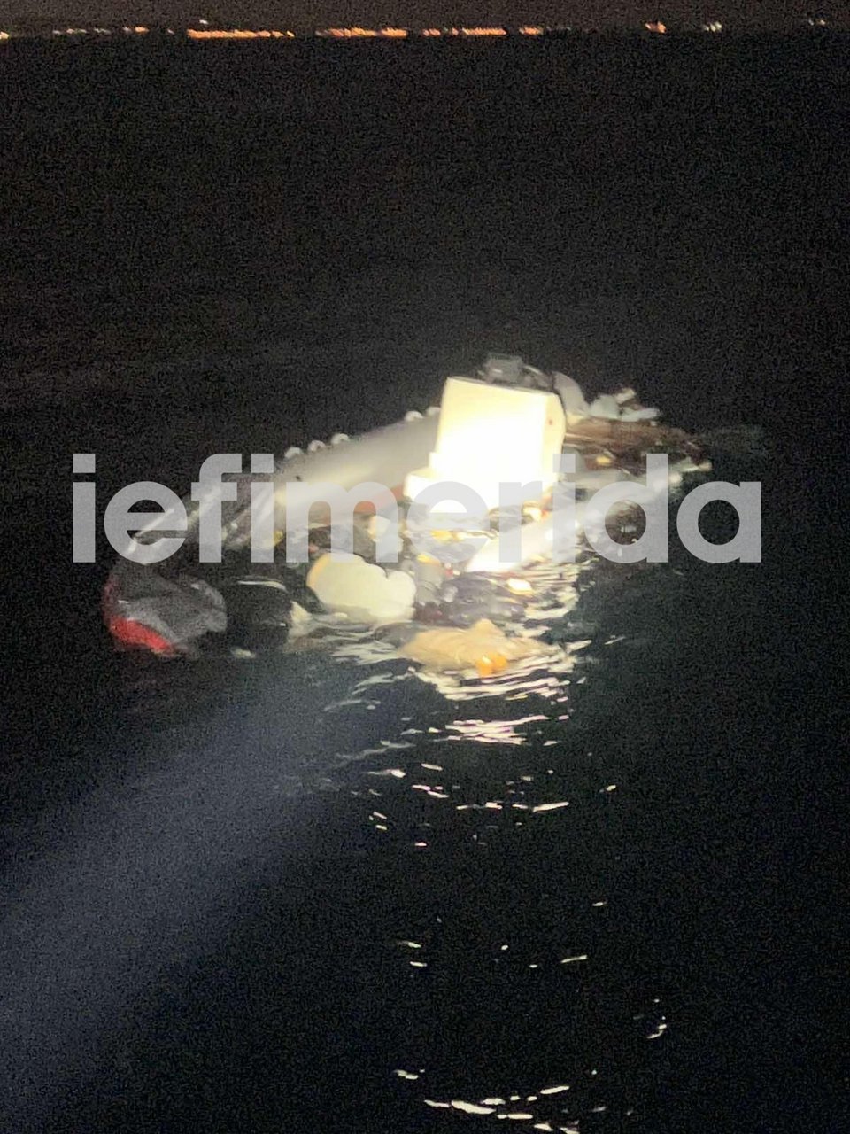 Η μισοβυθισμένη βάρκα στην οποία επέβαιναν οι 39 μετανάστες / iefimerida.gr