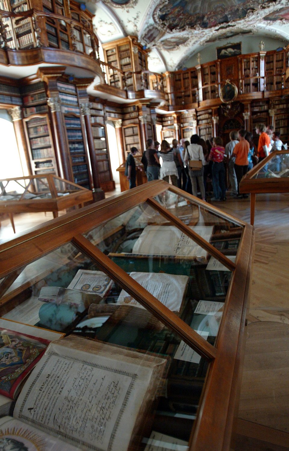 Η βιβλιοθήκη φιλοξενεί πολύτιμα χειρόγραφα έγγραφα, ορισμένα ηλικίας άνω των χιλίων ετών