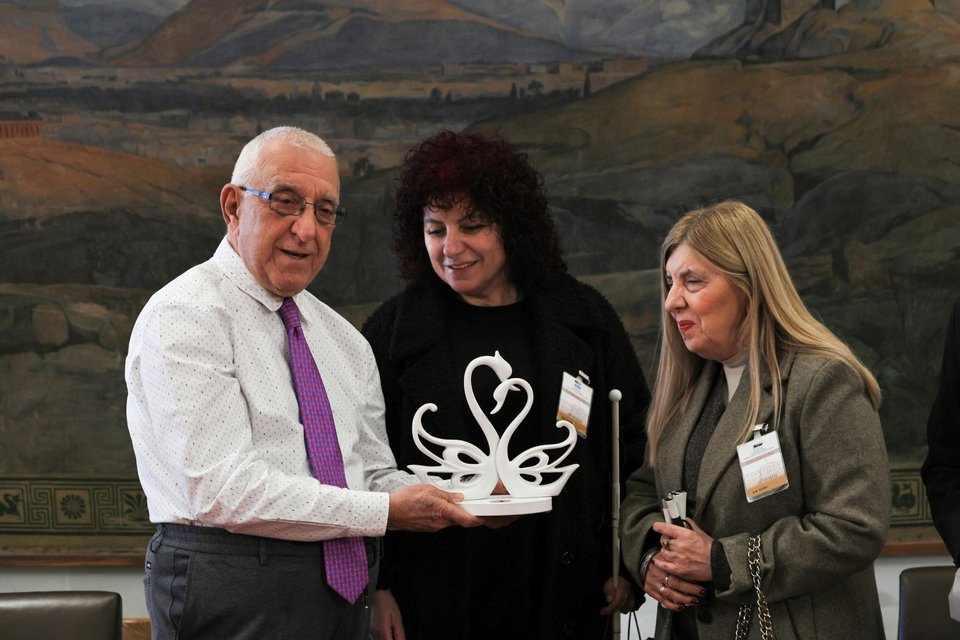 Η Βουλή των Ελλήνων προχωρά στη χρηματοδότηση κατασκευής 300 λευκών μπαστουνιών από τα εργαστήρια του Φάρου Τυφλών Ελλάδος