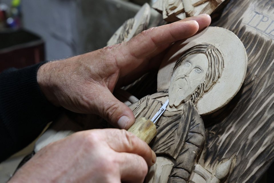 Ο Δημήτρης Παναγιώτου, γνωστός και ως «Λυγερεύς», γεννημένος το 1958, παραμένει μέχρι σήμερα ένας από τους τελευταίους φορείς της αυθεντικής ξυλογλυπτικής
