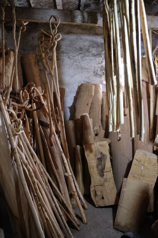Ράβδοι, γκλίτσες, κατσούνες και μπαστούνια δεν είναι απλώς χρηστικά αντικείμενα· είναι έργα με το δικό τους χαρακτήρα, σύμβολα μιας άλλης εποχής