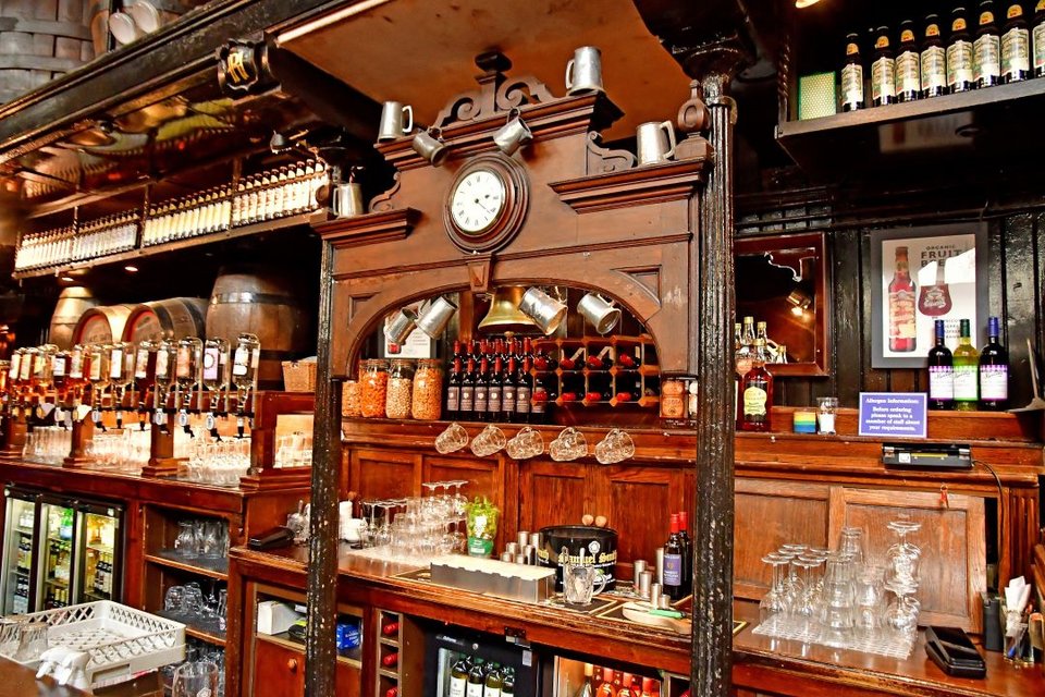 Μην παραλείψετε να πάτε σε pub