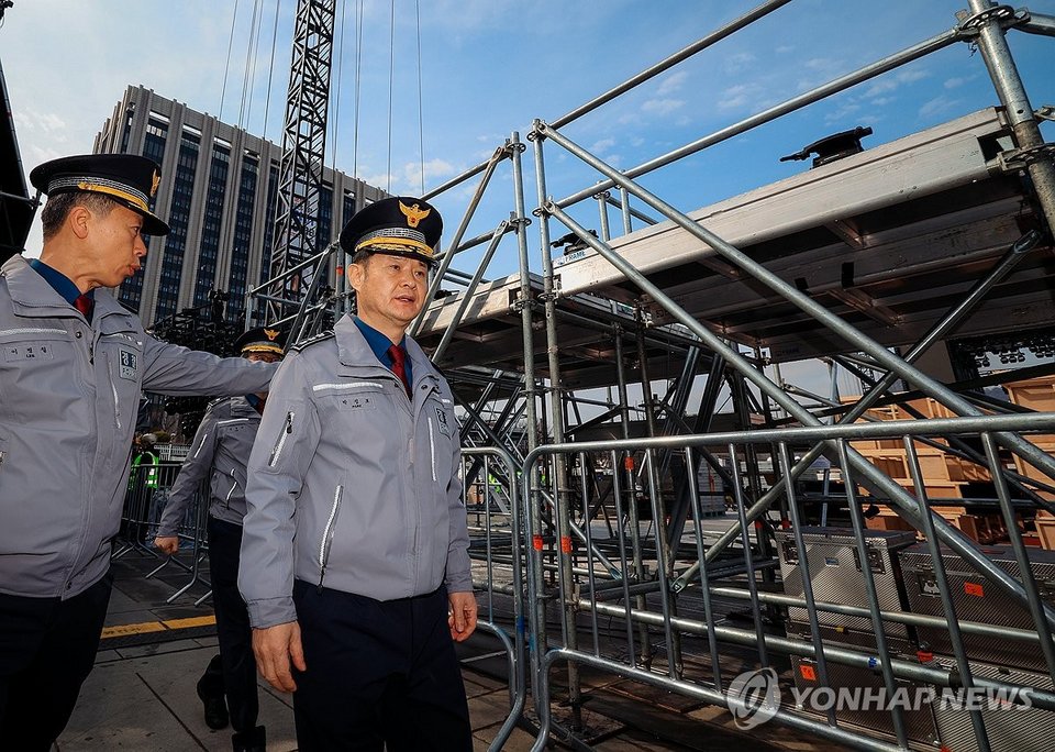 O επικεφαλής της Μητροπολιτικής Αστυνομίας της Σεούλ, ελέγχει τη σκηνή πριν από τη συναυλία των BTSΦωτογραφία Pool/Yonhap