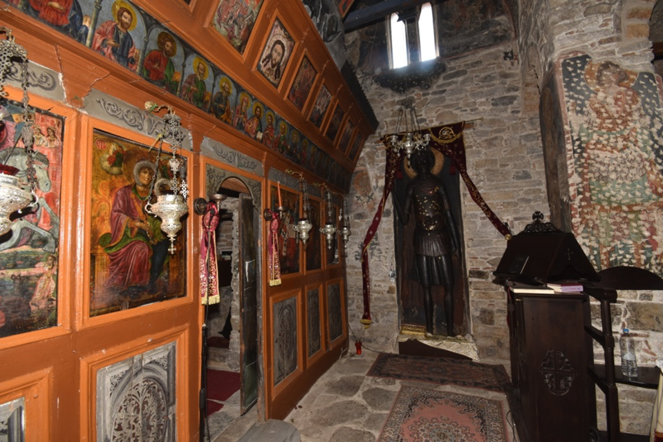 Άποψη από το εσωτερικό του Ναού και της εικόνας του Αγίου Γεωργίου