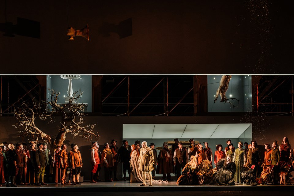 Ένα από τα εντυπωσιακά σκηνικά του Λέσλι Τράβερς για την Άννα Μπολένα της Λυρικής / Φωτογραφία:Γ. Αντώνογλου