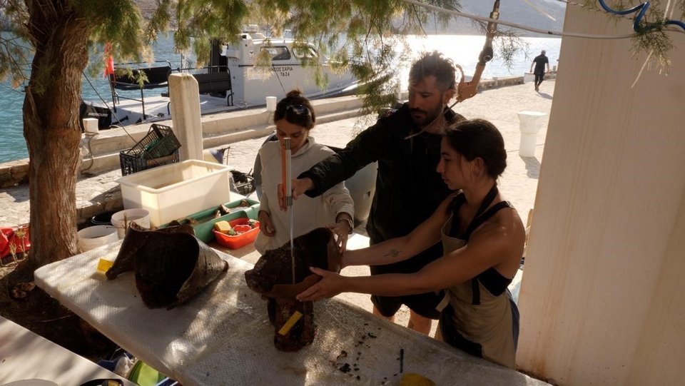 Καταγραφή ευρημάτων στο πεδίο Φωτογραφία Σ. Αποστολόπουλος