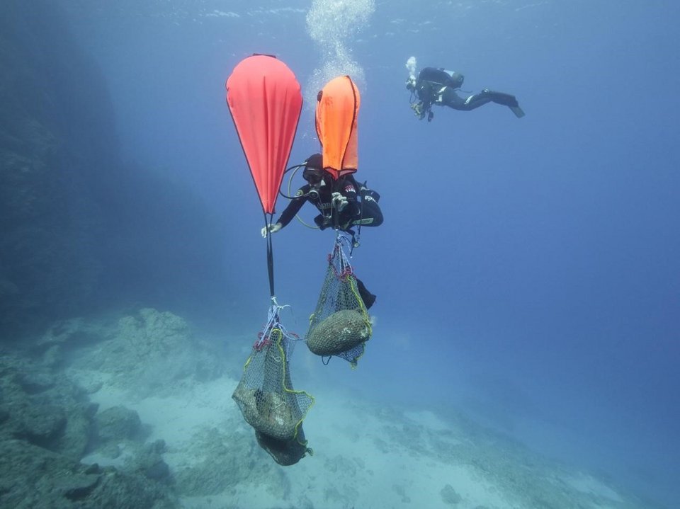 Ανέλκυση αντικειμένων από τον χώρο του ναυαγίου ΚΘ3  Φωτογραφία Σ. Αποστολόπουλος