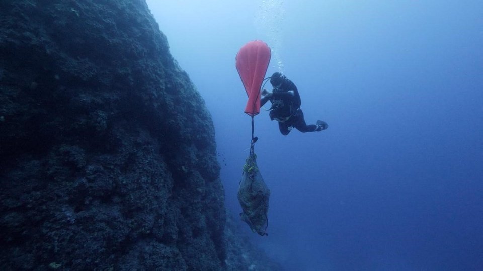 Ανέλκυση αμφορέα από το ναυάγιο ΚΘ1  Φωτογραφία Ι. Γλαμπεδάκης