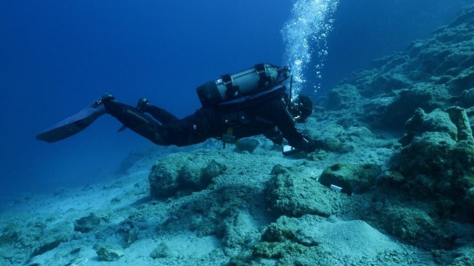 Φωτογράφιση προϊστορικής άγκυρας  Φωτογραφία Σ. Αποστολόπουλος