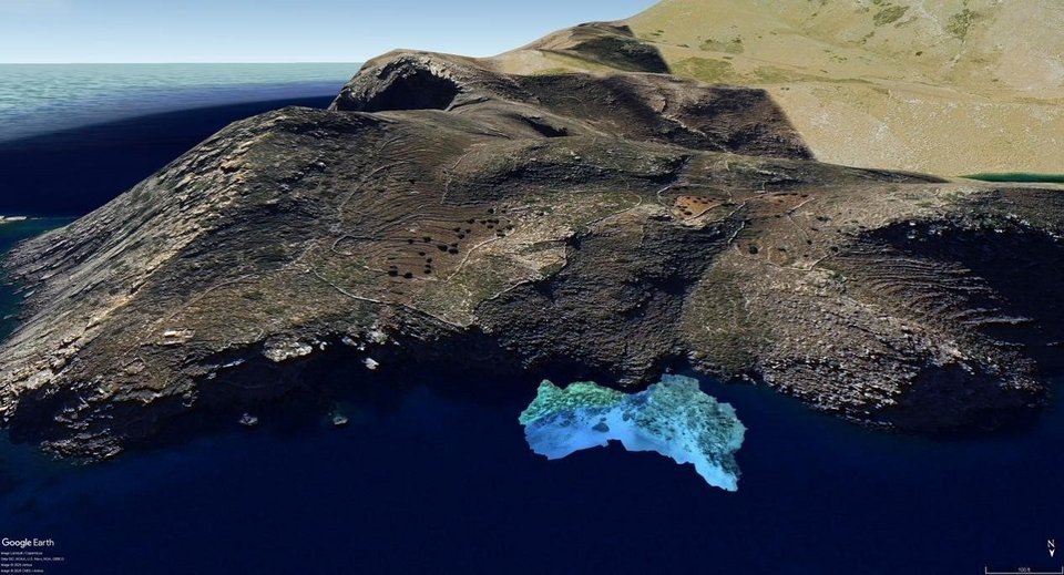  Άποψη της θέσης του ναυαγίου ΚΘ3 σε σχέση με τον χερσαίο χώρο Φωτογραφία Ε. Διαμαντή