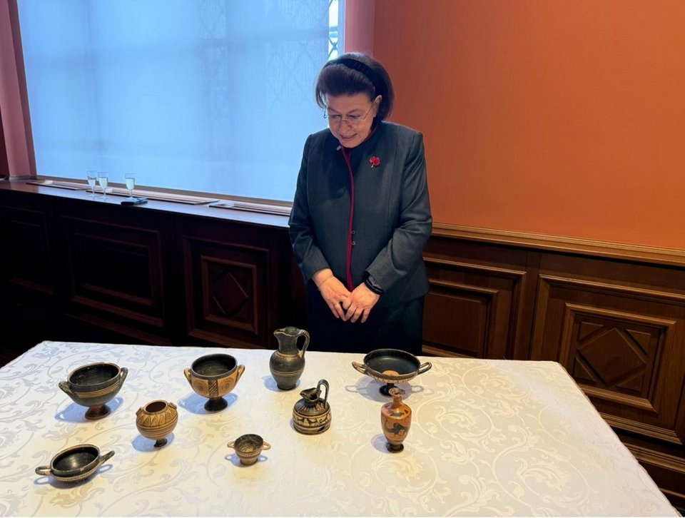 Η υπουργός Πολιτισμού, Λίνα Μενδώνη, και τα εννέα αρχαία αγγεία που επαναπατρίζονται στην Ελλάδα 