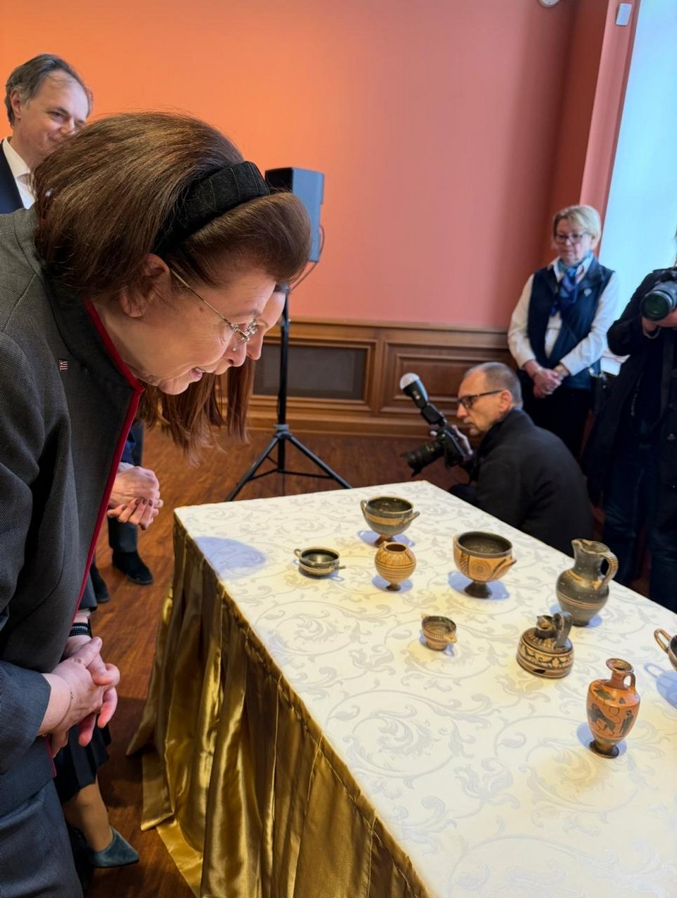Η υπουργός Πολιτισμού, Λίνα Μενδώνη, στην τελετή παραλαβής των εννέα αρχαίων αγγείων 