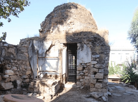 Η νότια, κύρια όψη του κτηρίου με τον πυλώνα της εισόδου