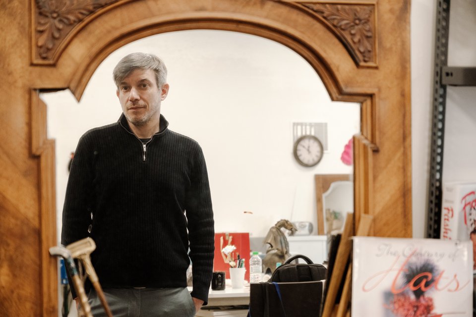 Ο Θέμελης Γλυνάτσης στο βεστιάριο της Εθνικής Λυρικής Σκηνής / φωτό Γ. Αντώνογλου