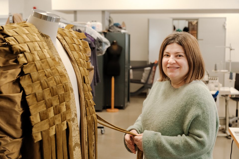 Η Νίκη Ψυχογιού μπροστά στο κοστούμι του Ερρίκου με την ειδική πλέξη / Φωτό Γ. Αντώνογλου