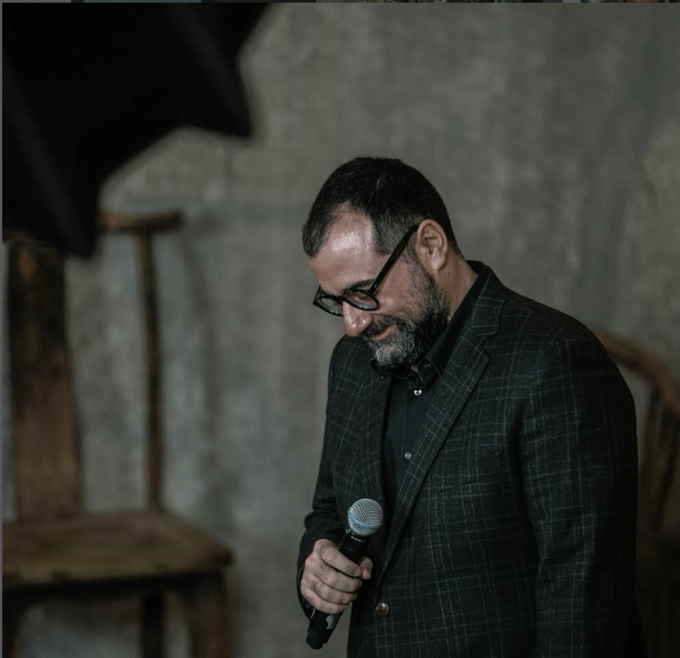 «Πάω το Πάσχα στο κρεοπωλείο στο νησί να πάρω κατσίκι και δίπλα μου βρίσκεται ένας οριακά ρακένδυτος πρέσβης ή έναν τραπεζίτης από τη Γενεύη με τριμμένο μακό και ξεφτισμένα σανδάλια. Αυτός είναι ο τόνος του νησιού» λέει ο Άγγελος Ρέντουλας.