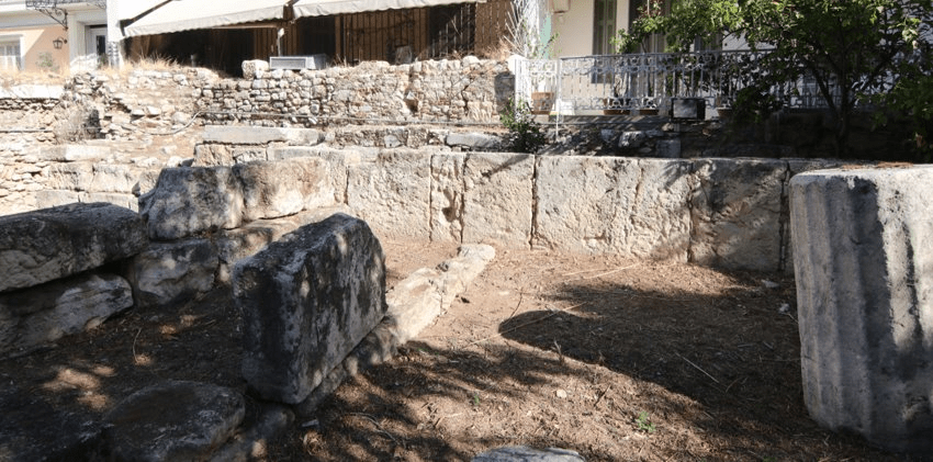 Τα κατάλοιπα του υστερορωμαϊκού τείχους και του εγκάρσιου προς αυτό τείχους (ανατολικό τμήμα)