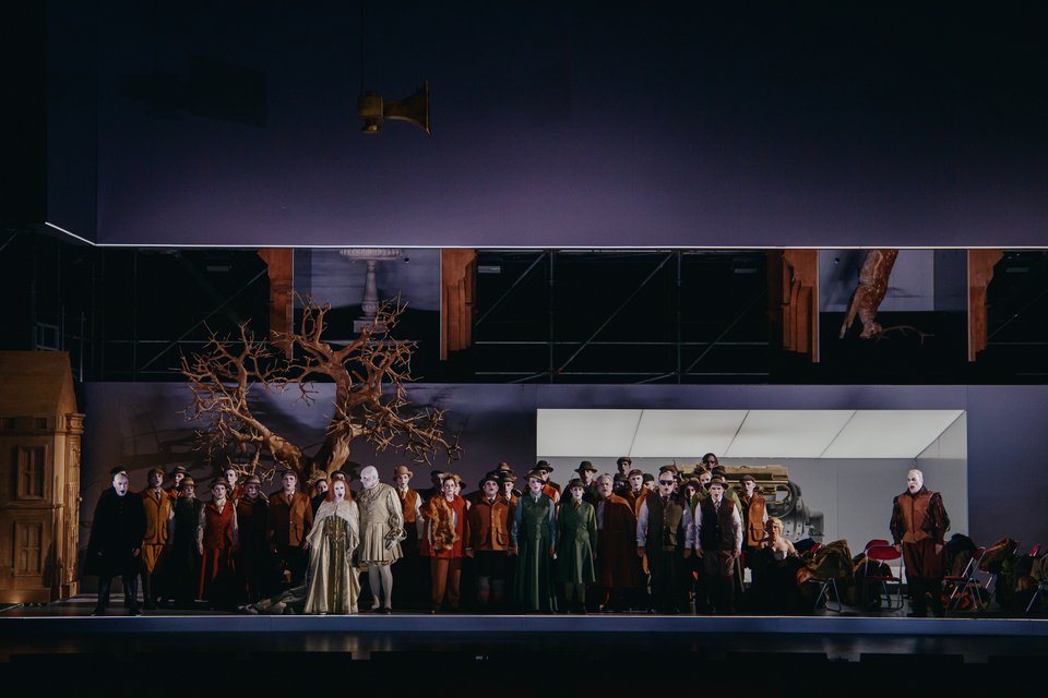 Η χορωδία, των περίπου 50 ατόμων, αλλάζει ρούχα και περνά από αυτά του Γεωργιάδη στα σύγχρονα που παραπέμπουν στο κυνήγι των Βρετανών ευγενών / φωτό Γ. Αντώνογλου