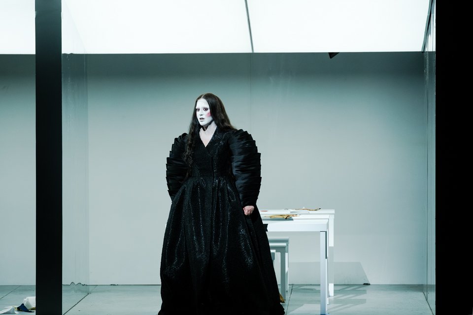 Το γλυπτικό μαύρο κοστούμι για την Άννα Μπολένα / φωτό Γ. Αντώνογλου