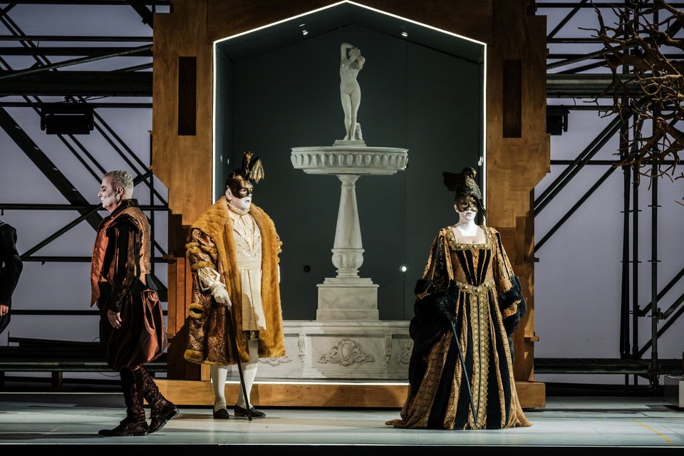 Το εύρημα της προθήκης και της μουσειασκής παρουσίασης έχει ιδιαίτερη θέση στην παράσταση / φωτό Γ. Αντώνογλου