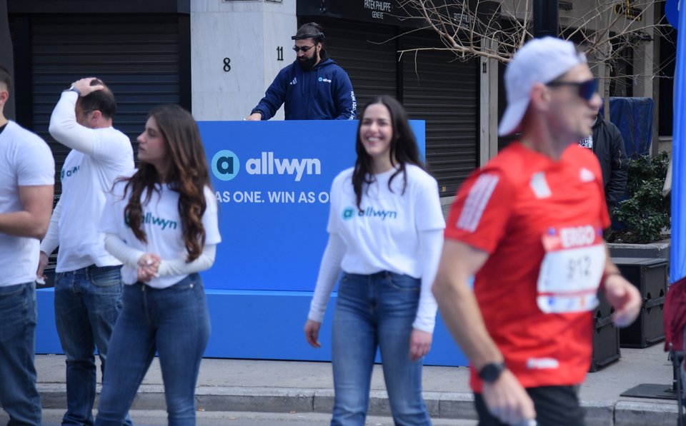 To dj booth της Allwyn, με τον παραολυμπιονίκη στίβου Μιχάλη Σεΐτη σε ρόλο dj 