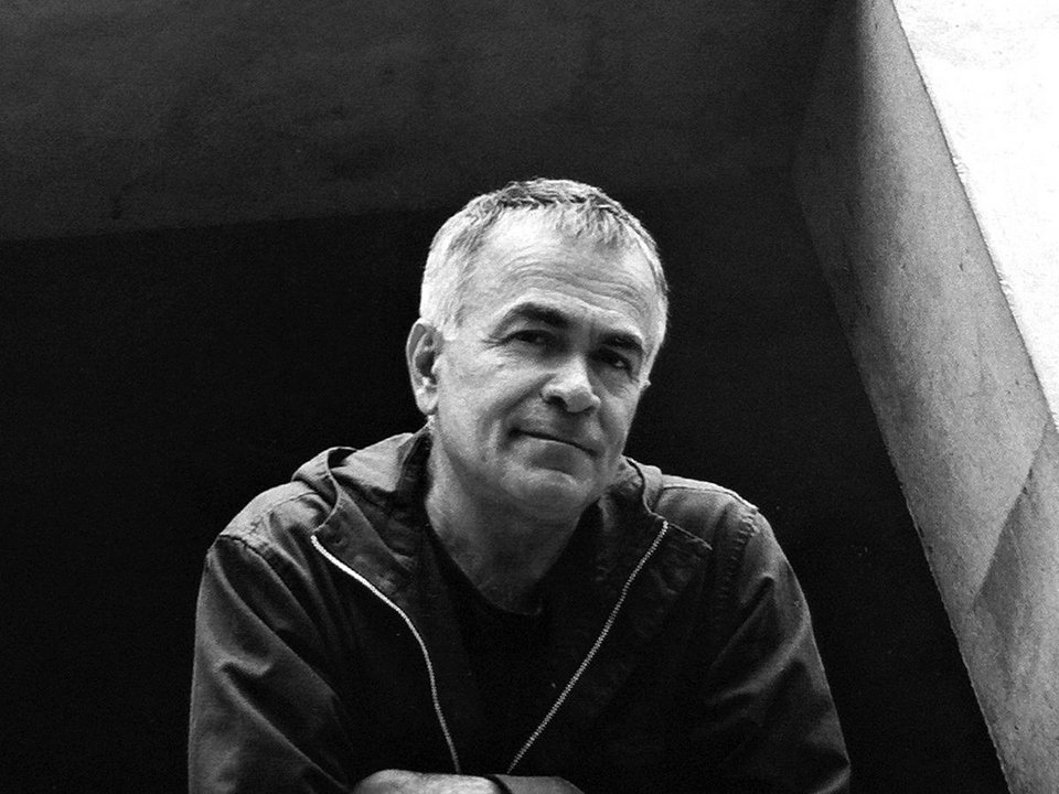 «Με την περίπτωση του Μπραντ Πιτ φάνηκε πόσο εύκολα μπορεί να προκληθεί μια καταστροφή στο φαντασιακό του νησιού. Μια νεύρωση. Ένα απαράδεκτο γεγονός» λέει ο Γιώργος Τζιρτζιλάκης.