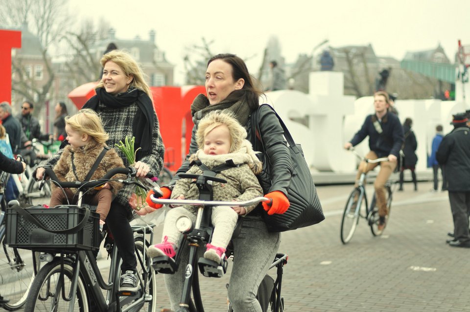 Η καθημερινή παρουσία των παιδιών σε δημόσιους χώρους αποτελεί επίσης βασικό στοιχείο του μοντέλου. Πλατείες, πάρκα και γειτονιές λειτουργούν ως περιβάλλοντα όπου τα παιδιά αναπτύσσουν κοινωνικές δεξιότητες, αυτονομία και αίσθηση κοινότητας. Η συνεχής επαφή με τον εξωτερικό χώρο συνδέεται με τη σωματική υγεία / SHUTTERSTOCK