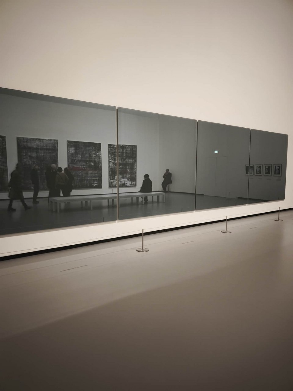 Οι καθρέπτες με την γκριζωπή επικάλυψη απέναντι από την σειρά έργων Birkenau