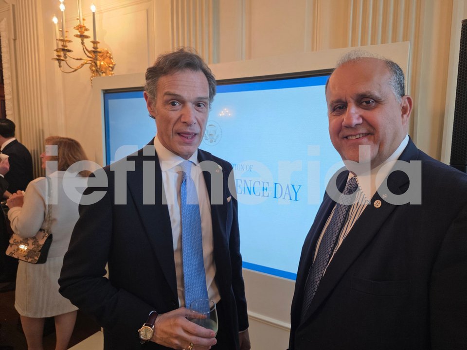 Ο πρέσβης στην Ουάσιγκτον Αντώνης Αλεξανδρίδης με τον πρόεδρο του AHI Νικ Λαρυγγάκη