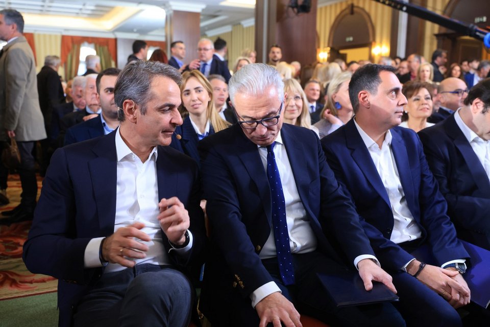 Ο πρωθυπουργός Κυριάκος Μητσοτάκης συνομιλεί με τον πρόεδρο της Οργανωτικής Επιτροπής του 16ου Συνεδρίου του της ΝΔ και πρώην υπουργό, Θοδωρή Ρουσόπουλο / Φωτογραφία: intimenews