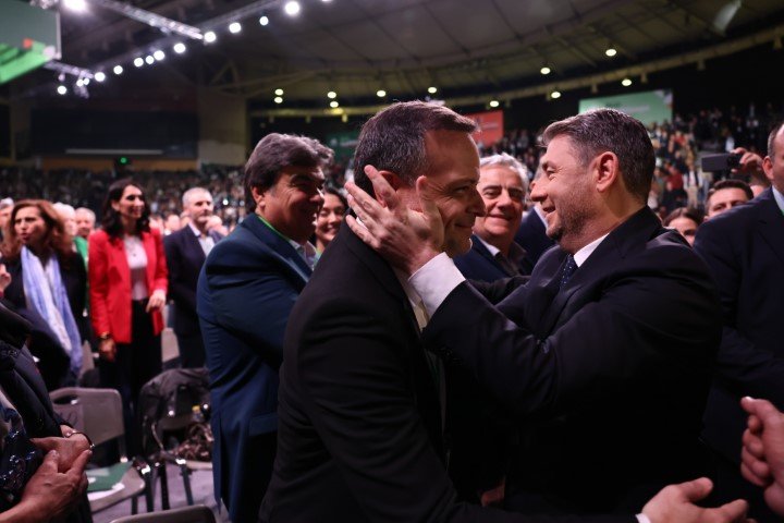 Νίκος Ανδρουλάκης και Χάρης Δούκας χαμογελούν